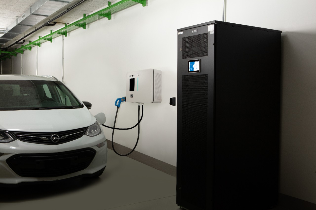 ev-carga con-eaton-xstorage-compact-and-xchargein-dc22-chargers.jpg