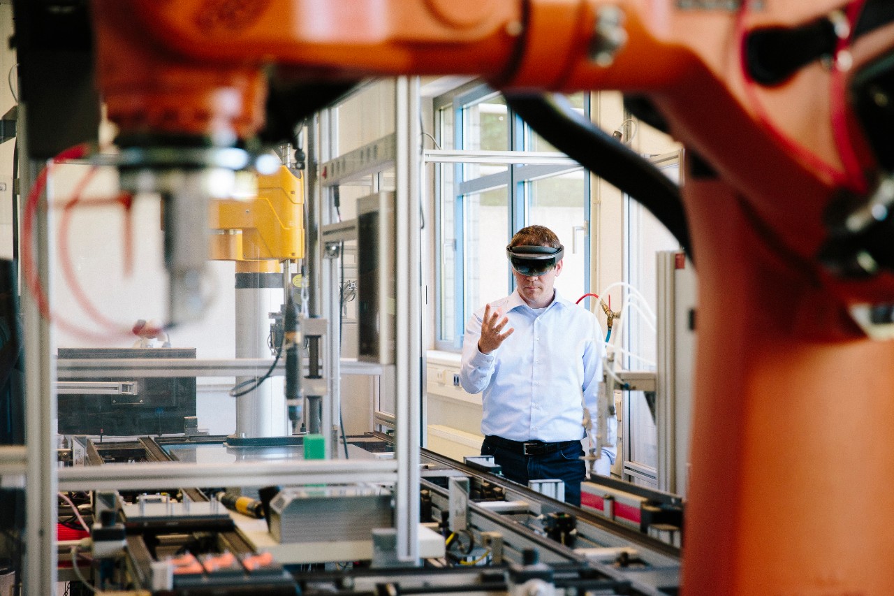inginer-hololens-robot-producție-unitate-de producție-getty-1157133191.jpg